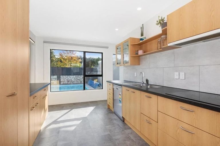 Photo of property in 31 Rewarewa Crescent, Waikanae, 5036