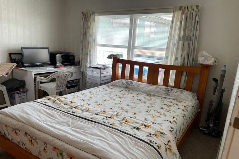 Photo of property in 2/17 Jenelin Road, Glendene, Auckland, 0602