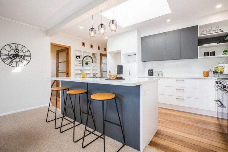 Photo of property in 56 Motuhara Road, Plimmerton, Porirua, 5026