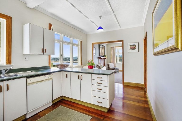 Photo of property in 49 Hungerford Road, Lyall Bay, Wellington, 6022