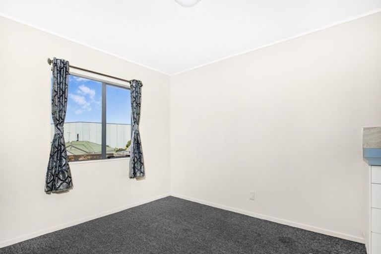 Photo of property in 1/6 Eulogy Place, Randwick Park, Auckland, 2105
