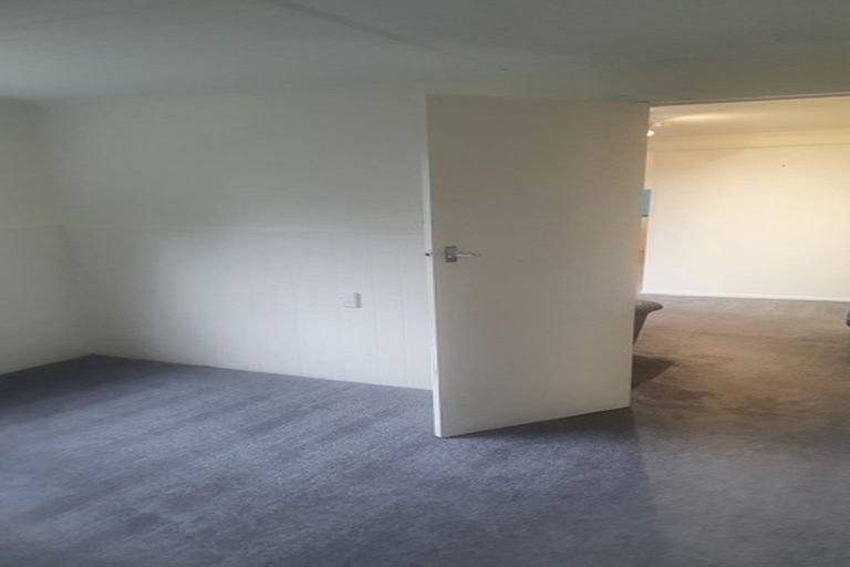 Photo of property in 102 Saddleback Rise, Murrays Bay, Auckland, 0630