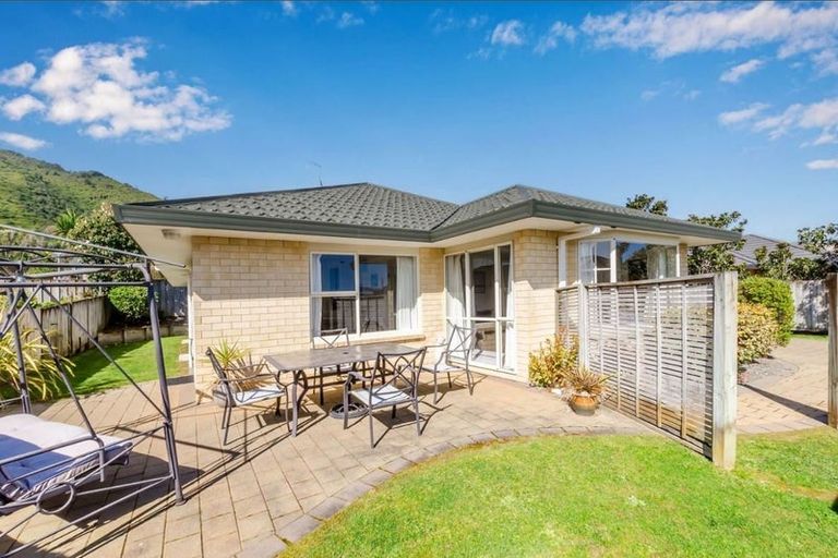 Photo of property in 19 Balmerino Grove, Waikanae, 5036