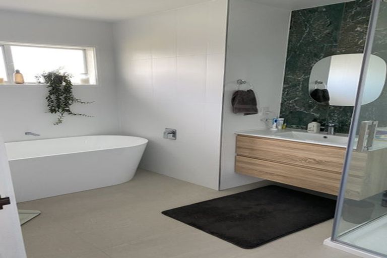 Photo of property in 2 Cooper Road, Stanmore Bay, Whangaparaoa, 0932