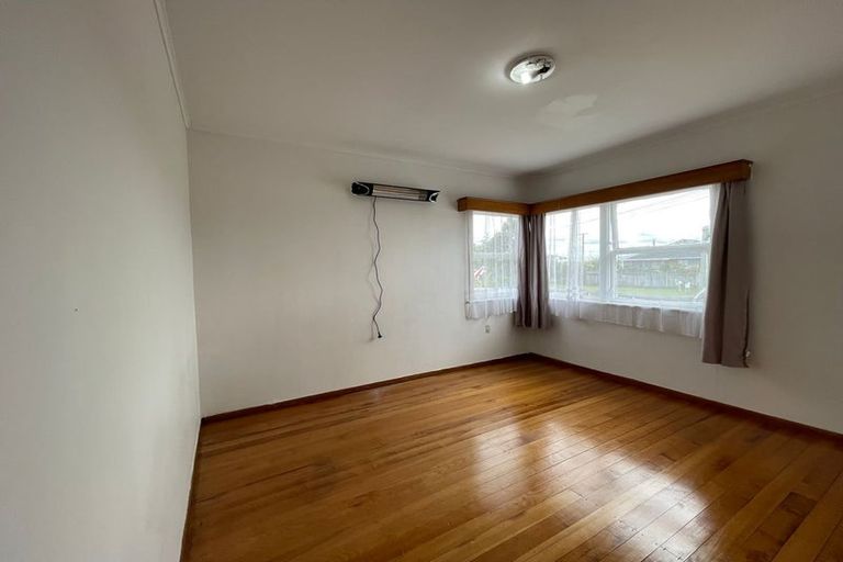 Photo of property in 8 Albert Road, Kelston, Auckland, 0602