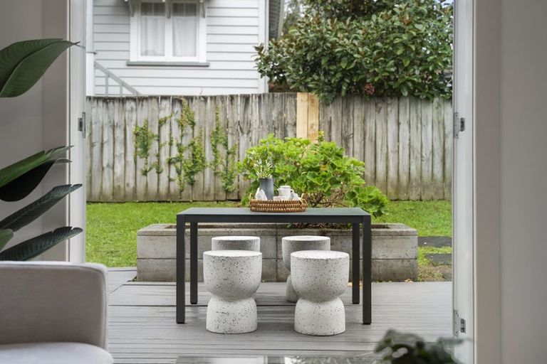 Photo of property in 1/12 Craigbank Avenue, New Lynn, Auckland, 0600