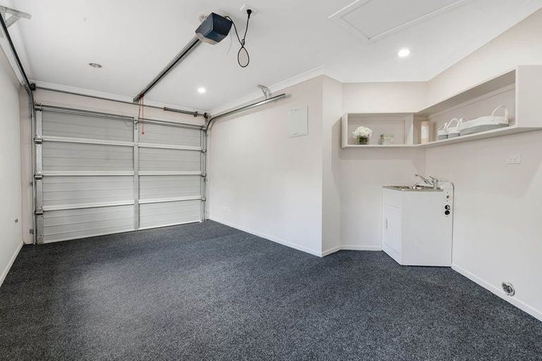 Photo of property in 2/8a Target Road, Totara Vale, Auckland, 0629
