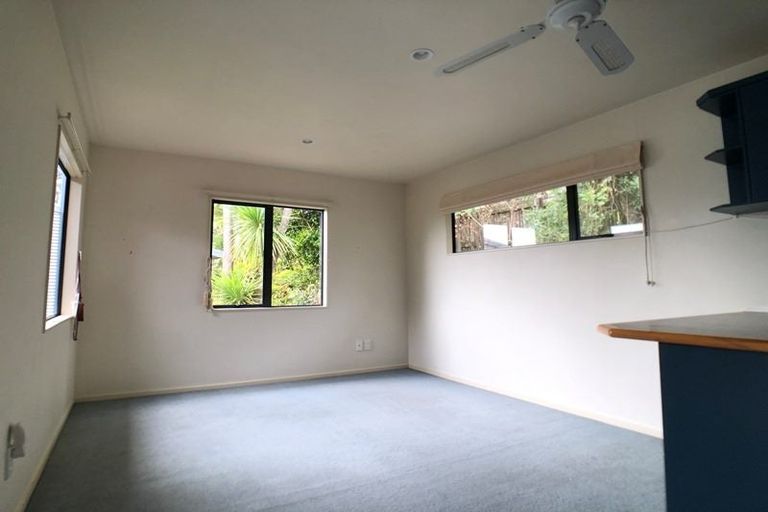Photo of property in 12 Springwater Vale, Unsworth Heights, Auckland, 0632