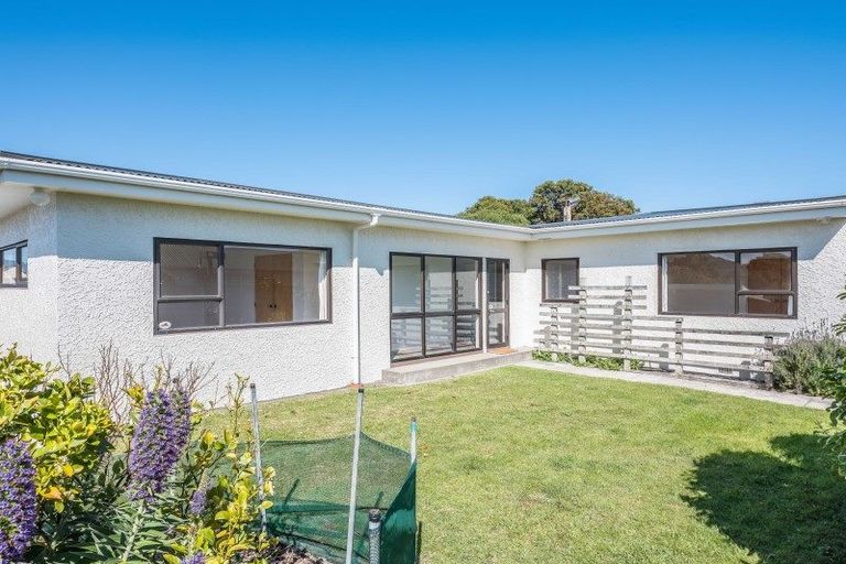 Photo of property in 115 Seaview Road, Paraparaumu Beach, Paraparaumu, 5032
