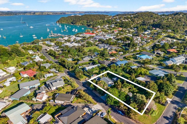 Photo of property in 8 Robertson Street, Russell, 0202