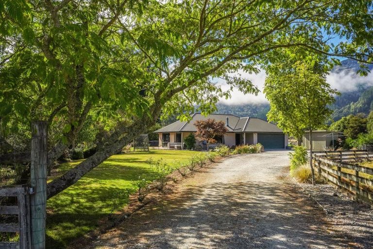 Photo of property in 22 Grey Street, Murchison, 7007