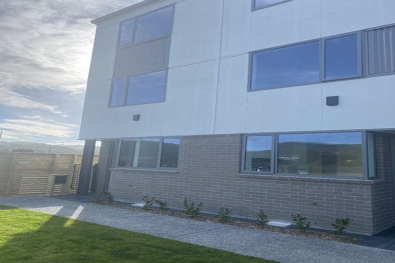 Photo of property in 1 Ara Paiwhenua, Tawa, Wellington, 5028