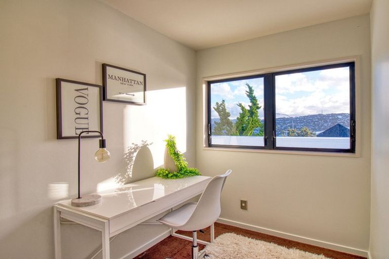 Photo of property in 20 Countess Close, Maupuia, Wellington, 6022