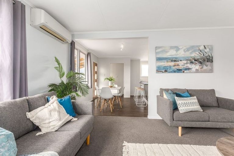 Photo of property in 32 Beauzami Crescent, Ascot Park, Porirua, 5024