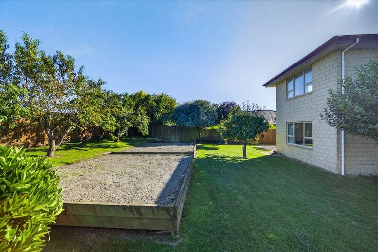 Photo of property in 31 Willowview Drive, Redwood, Christchurch, 8051