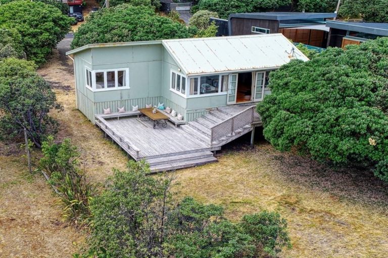 Photo of property in 22 North Piha Road, Piha, New Lynn, 0772