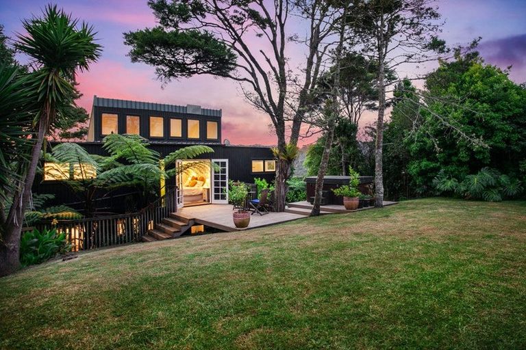 Photo of property in 6 Victory Road, Laingholm, Auckland, 0604