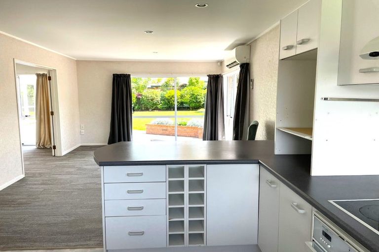 Photo of property in 14 Chippewa Place, Conifer Grove, Takanini, 2112