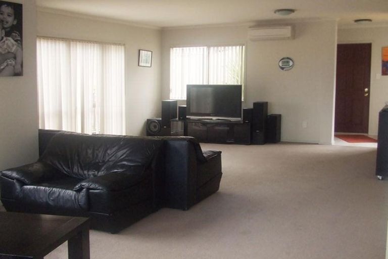 Photo of property in 8b Andover Way, Goodwood Heights, Auckland, 2105