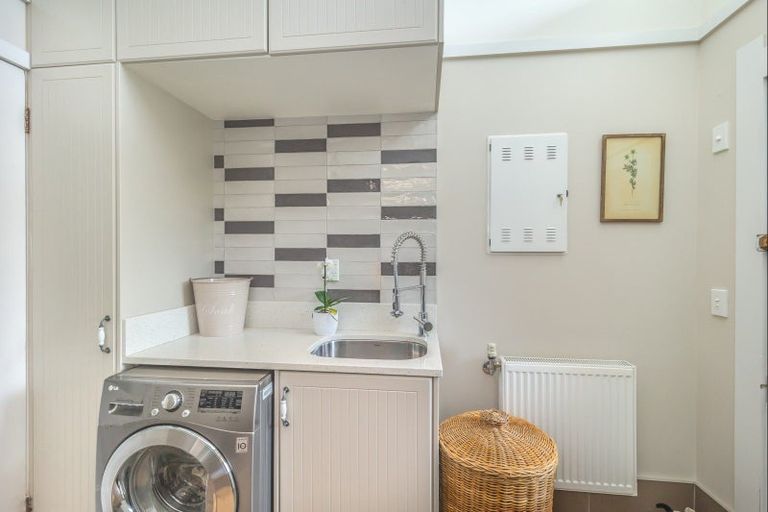 Photo of property in 214 Heatherlea Road East, Levin, 5571