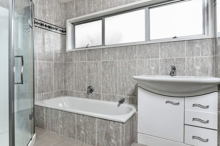 Photo of property in 34 Raymond Terrace, Northcote, Auckland, 0627