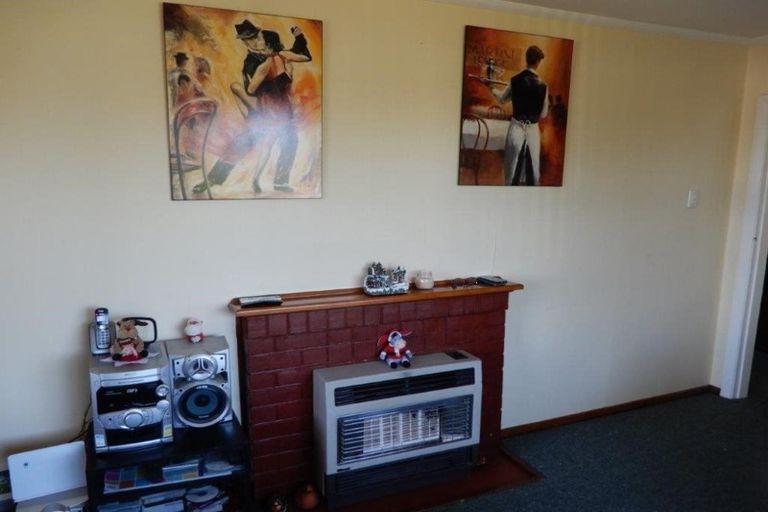Photo of property in 2 Robbins Crescent, Hawera, 4610