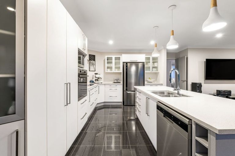 Photo of property in 73 Aotea Drive, Aotea, Porirua, 5024