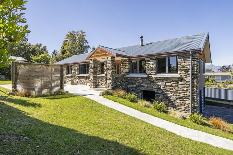 Photo of property in 15 Home Street, Manapouri, 9679