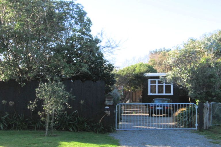 Photo of property in 27 Te Moana Road, Waikanae Beach, Waikanae, 5036