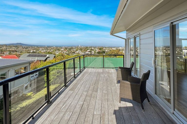 Photo of property in 2/87 Sunset Road, Totara Vale, Auckland, 0632