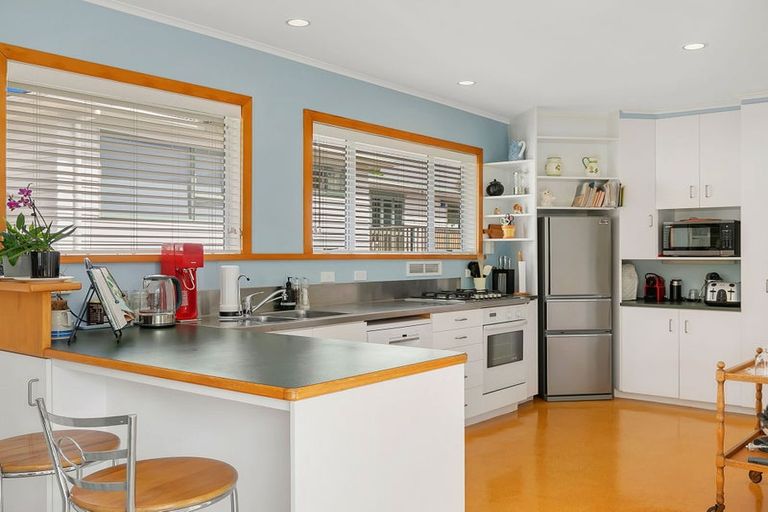 Photo of property in 4 Ranui Terrace, Tawa, Wellington, 5028