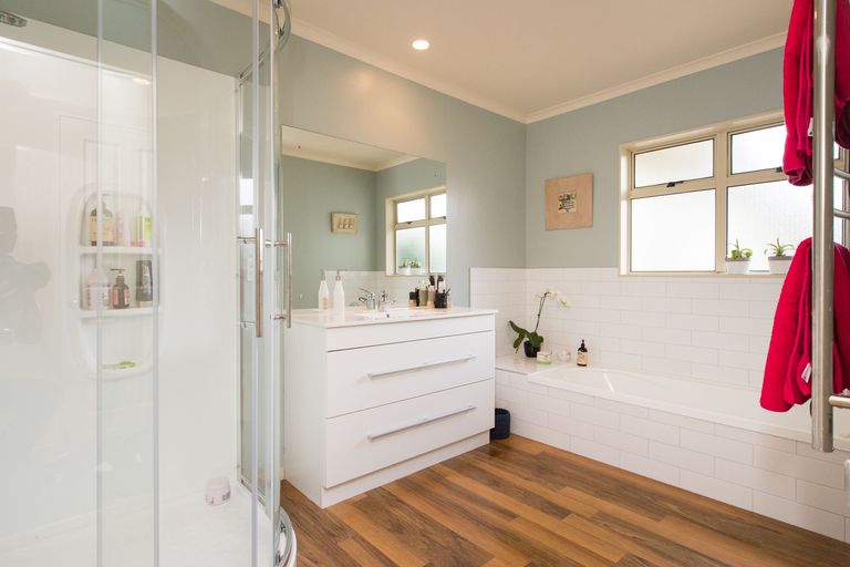 Photo of property in 6 Kea Place, Fitzherbert, Palmerston North, 4410