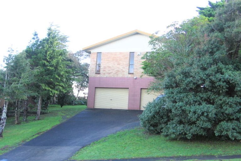 Photo of property in 12 Elsted Place, Goodwood Heights, Auckland, 2105