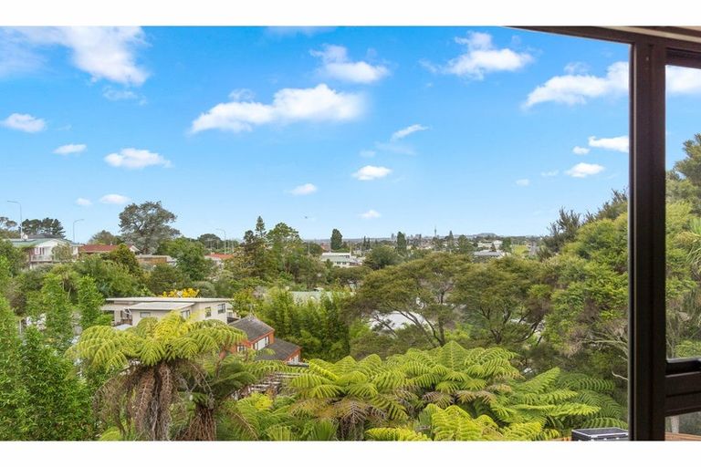 Photo of property in 1/33 Sapphire Place, Bayview, Auckland, 0629
