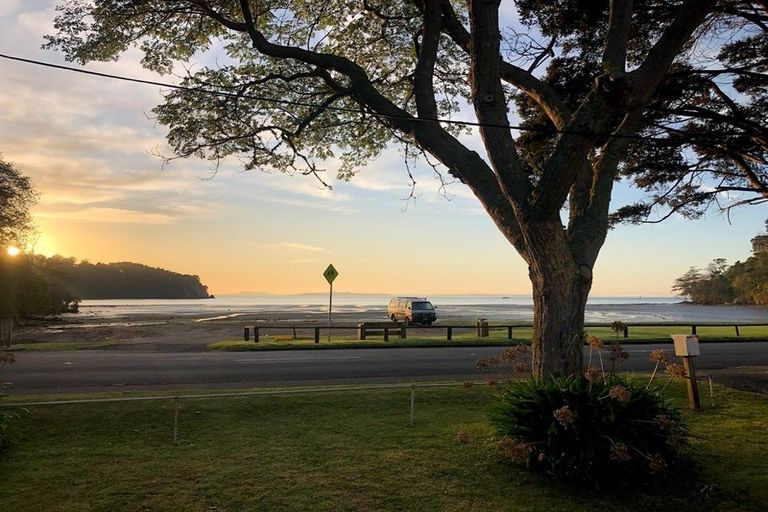 Photo of property in 3 Sandys Parade, Laingholm, Auckland, 0604