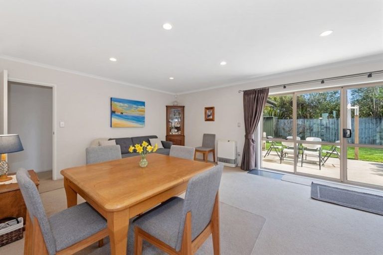 Photo of property in 27 Whitney Place, Rototuna North, Hamilton, 3210