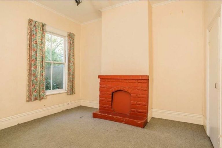 Photo of property in 12 Edge Hill, Mount Victoria, Wellington, 6011