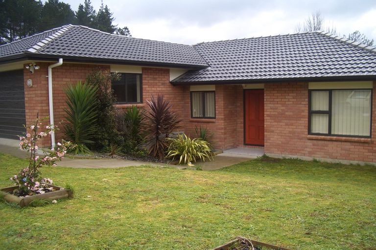 Photo of property in 5 Burton's Drive, Swanson, Auckland, 0614