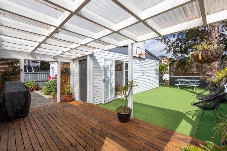 Photo of property in 54 Belt Road, New Plymouth, 4310