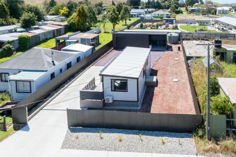 Photo of property in 2 Clifford Street, Clinton, 9534