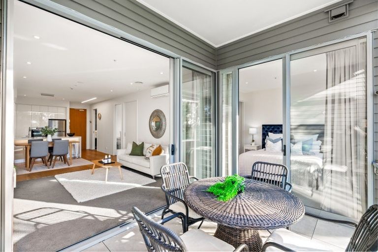 Photo of property in 6/585g Beach Road, Rothesay Bay, Auckland, 0630