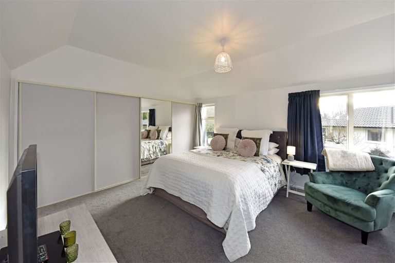 Photo of property in 18 Lombard Place, Avonhead, Christchurch, 8042