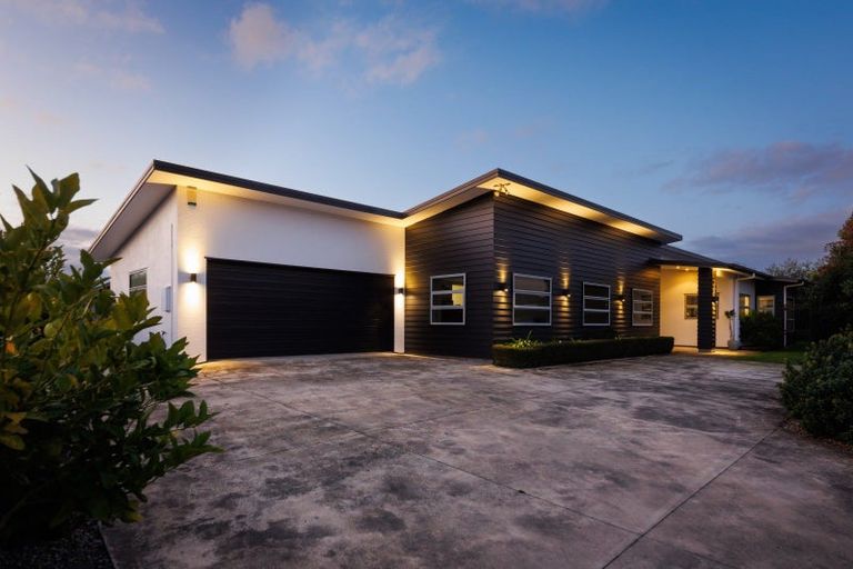 Photo of property in 25 Medallion Court, Kelvin Grove, Palmerston North, 4414
