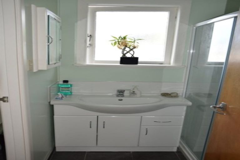 Photo of property in 14 Edgerton Road, Te Atatu Peninsula, Auckland, 0610