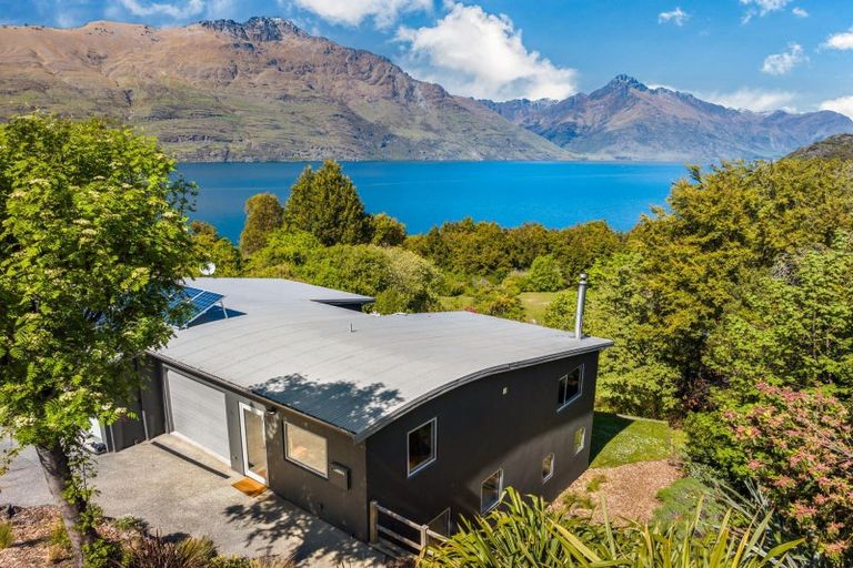 Photo of property in 14a Mckerrow Place, Sunshine Bay, Queenstown, 9300