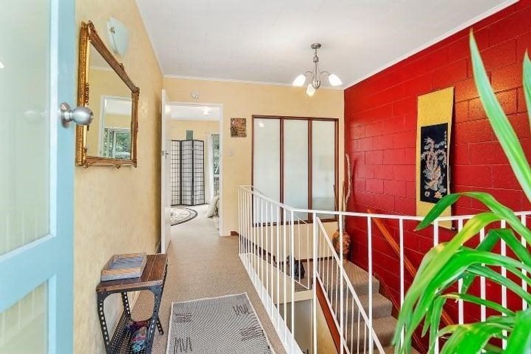 Photo of property in 9 Cyril Way, Paparangi, Wellington, 6037