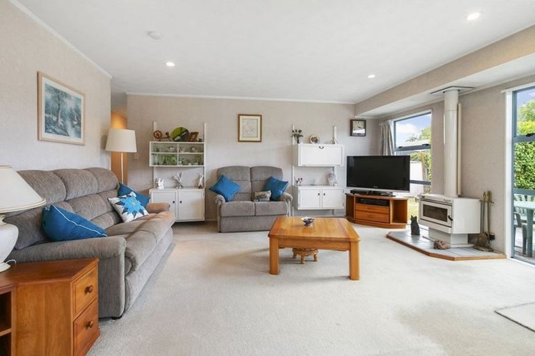 Photo of property in 3 Maurice Borich Place, Henderson, Auckland, 0610