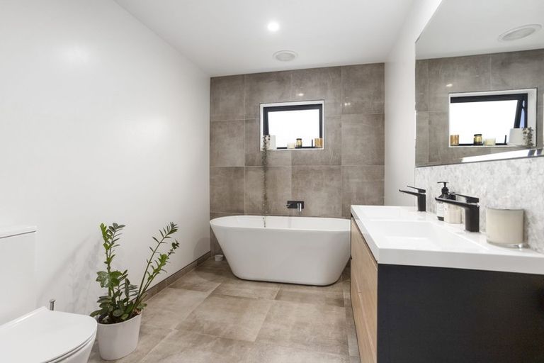 Photo of property in 18 House Avenue, Mangere Bridge, Auckland, 2022