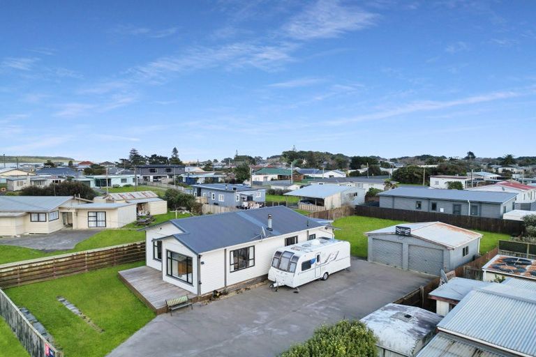Photo of property in 2 Huia Street, Foxton Beach, Foxton, 4815