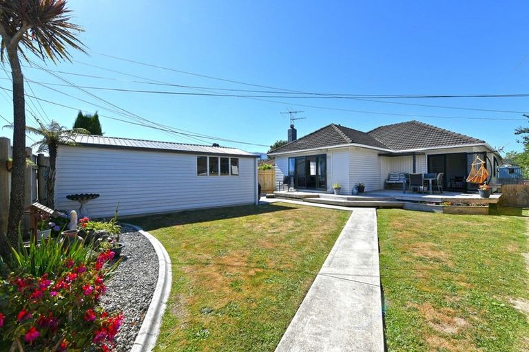 Photo of property in 10 Oak Street, Ebdentown, Upper Hutt, 5018